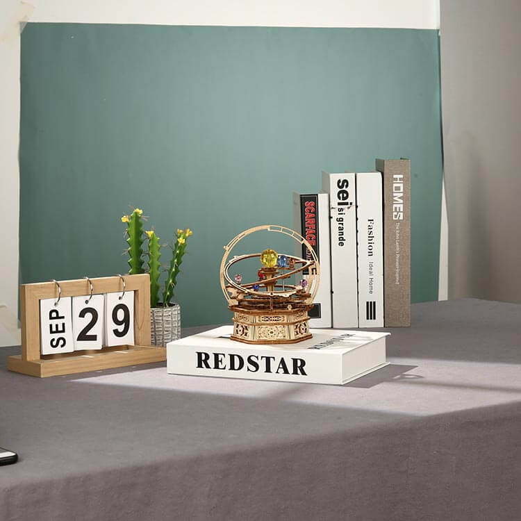 Starry Sky Orrery Music Box — Natural Wood & Colorful Acrylic Planets