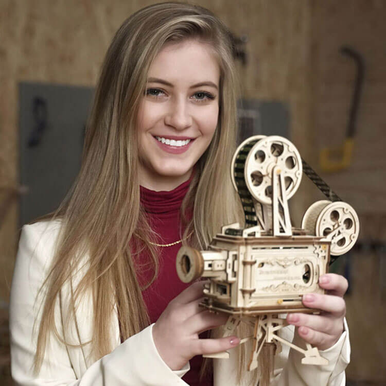 Vintage Vitascope Wooden Projector Kit — Natural Plywood Hand‑Crank