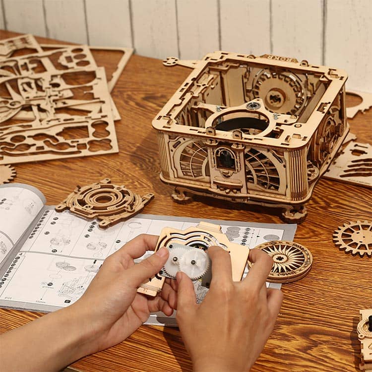 Classic Light Wood Gramophone Kit — USB Motor, Plywood, 424 pcs