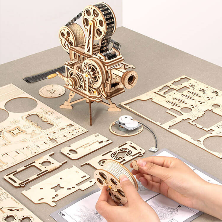 Vintage Vitascope Wooden Projector Kit — Natural Plywood Hand‑Crank