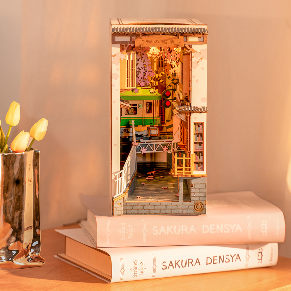 Bookshelf scene: Sakura Densya